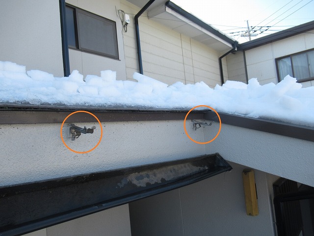 甲府市　雪害雨樋破損